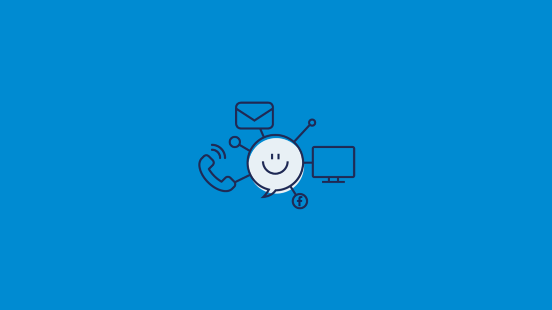 Eine fröhliche Sprechblase mit einem Smiley ist von Symbolen umgeben, die Kommunikation darstellen: einem Umschlag, einem Computermonitor und einem Telefon. Das Bild ist vor einem durchgehend blauen Hintergrund angeordnet.