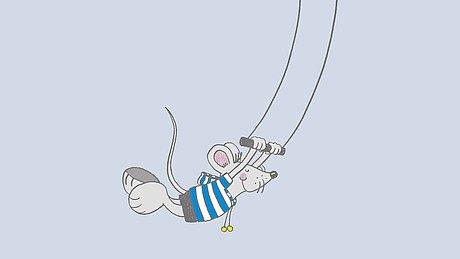 Eine Comic-Maus in einem blau-weiß gestreiften Hemd schwingt auf einer Trapezstange vor einem hellblauen Hintergrund.