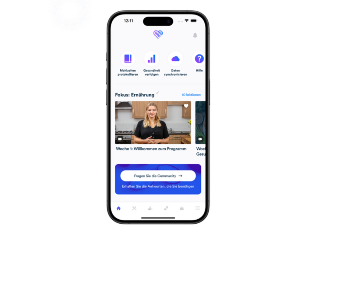 Auf dem Bildschirm eines Smartphones wird eine Gesundheits-App in deutscher Sprache angezeigt, die Optionen wie Messwertverfolgung, Gesundheit, Datensynchronisation und Hilfe anzeigt. Eine Frau ist in einer Videolektion zum Thema Ernährung mit dem Titel "Willkommen zum Programm" zu sehen.
