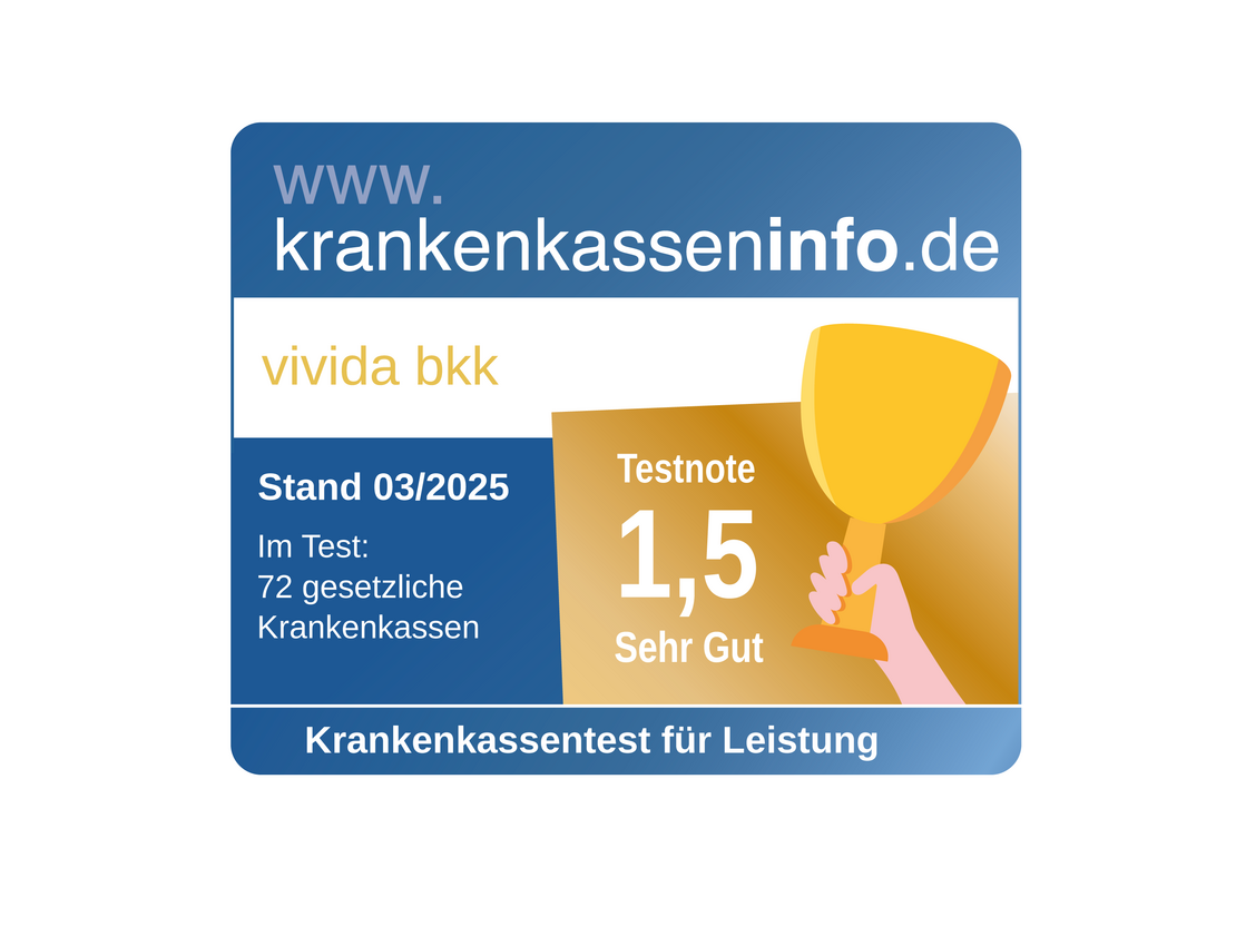 Eine blau-weiße Auszeichnungsplakette von krankenkasseninfo.de zeigt die „vivida bkk“ mit einer goldenen Trophäe, der Bewertung 1,5 (Sehr Gut) und gibt an, dass es sich um einen Test von 72 gesetzlichen Krankenkassen mit Stand März 2025 handelt.