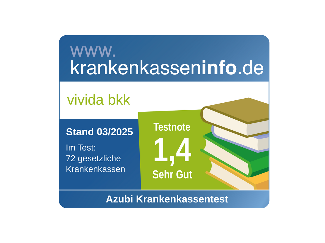 Eine Bewertungsplakette von krankenkasseninfo.de für die vivida bkk mit der Testnote 1,4 (Sehr Gut) im Azubi Krankenkassentest, gültig bis März 2025, mit einer Abbildung von gestapelten Büchern.