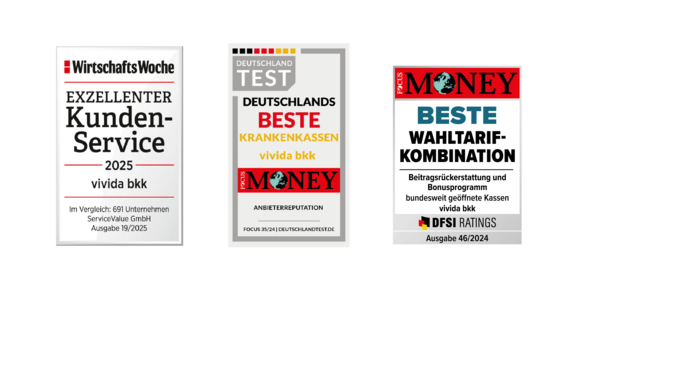 Drei Auszeichnungsplaketten für die vivida bkk, die den besten Kundenservice, die beste Krankenversicherung in Deutschland und die beste Tarifkombination auszeichnen, jeweils mit Logo und Publikationsangaben in deutscher Sprache.