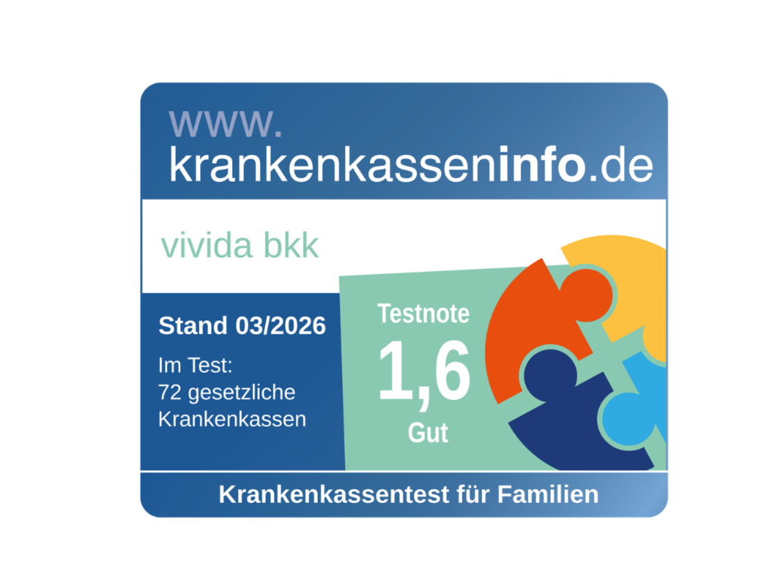 Eine blau-weiße Plakette zeigt "krankenkasseninfo.de" und "vivida bkk" mit einer Testnote von 1,6 (Gut) für einen Familienkrankenversicherungstest, datiert 03/2026, von 72 gesetzlichen Krankenkassen.