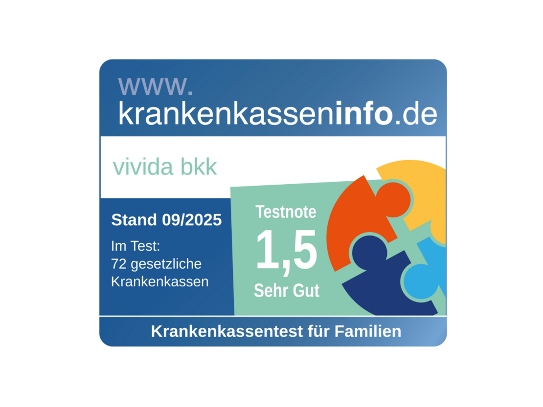 Eine blaue Plakette mit dem Text vivida bkk erhielt von krankenkasseninfo.de die Testnote 1,5 ("Sehr Gut"), mit einer Rätselgrafik und dem Hinweis, dass 72 gesetzliche Krankenkassen getestet wurden (gültig bis 09/2025).