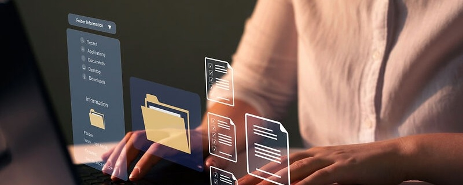 Person tippt auf einem Laptop, über dessen Tastatur eine Anzeige digitaler Ordner und Dokumente schwebt, die auf Datenverwaltung oder -organisation hindeutet. Die Szene ist schwach beleuchtet, wodurch die virtuelle Schnittstelle hervorgehoben wird.