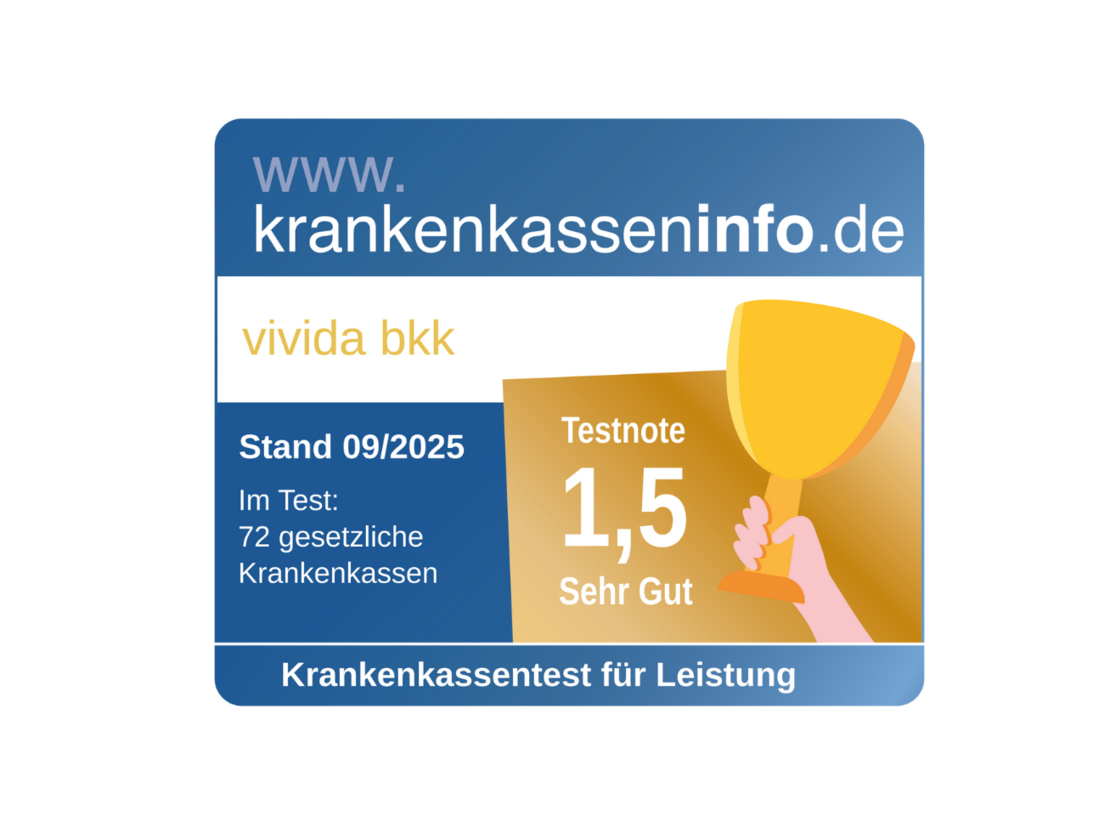 Eine blau-weiße Verleihungsplakette mit "krankenkasseninfo.de", "vivida bkk" und einer Hand, die eine Trophäe hält. Testurteil: 1,5 (Sehr Gut) bei Krankenkassentest, gültig bis 09/2025, unter 72 gesetzlichen Krankenkassen.