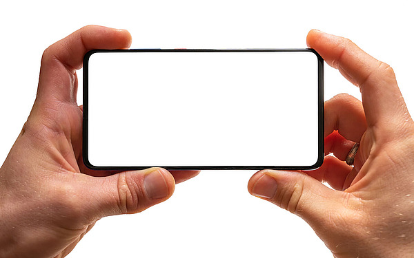 Zwei Hände halten ein Smartphone waagerecht. Der Bildschirm des Smartphones ist komplett leer und weiß, und auch der Hintergrund ist weiß.
