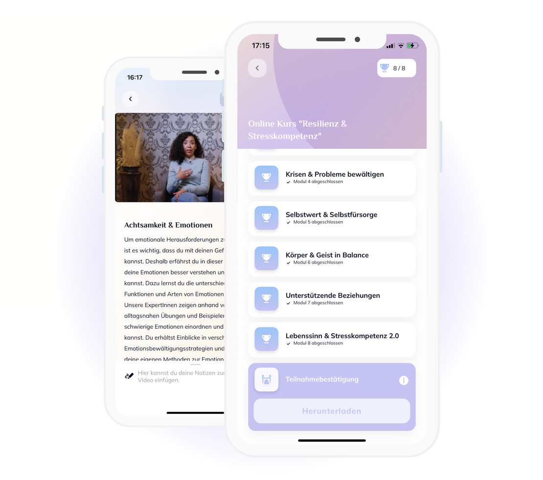 Zwei Smartphones zeigen eine deutschsprachige Online-Kurs-App an. Auf der Vorderseite sind Kursmodule zu Resilienz und Stressbewältigung aufgelistet, auf der Rückseite ist eine Frau zu sehen, die neben dem Kurstext eine Tasse in der Hand hält.
