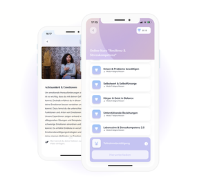 Zwei Smartphones zeigen eine deutschsprachige Online-Kurs-App an. Auf der Vorderseite sind Kursmodule zu Resilienz und Stressbewältigung aufgelistet, auf der Rückseite ist eine Frau zu sehen, die neben dem Kurstext eine Tasse in der Hand hält.