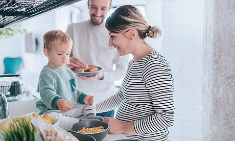 Junge Familie kocht zusammen