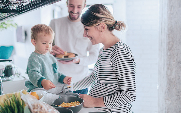 Junge Familie kocht zusammen