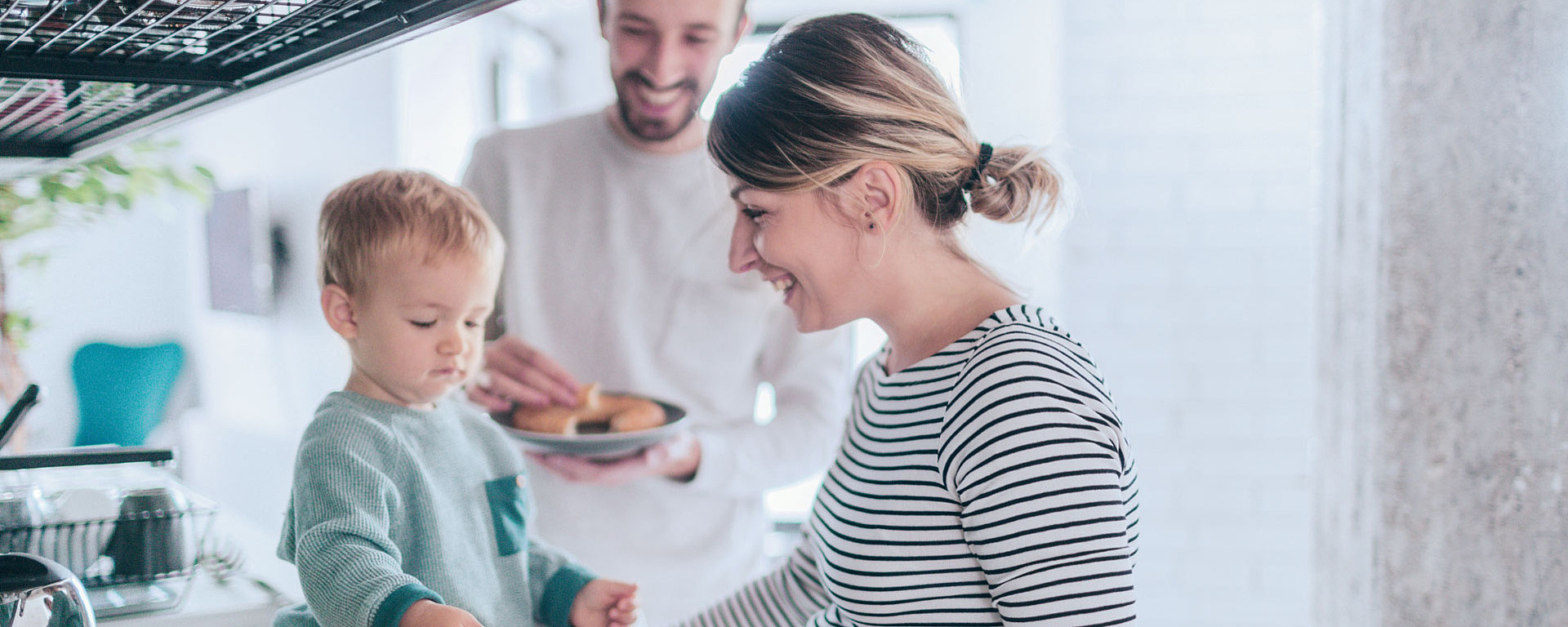 Junge Familie kocht zusammen