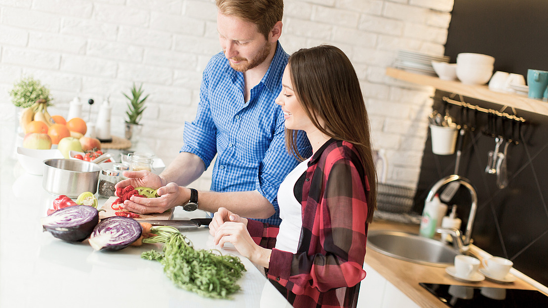 Junges Pärchen kocht gemeinsam