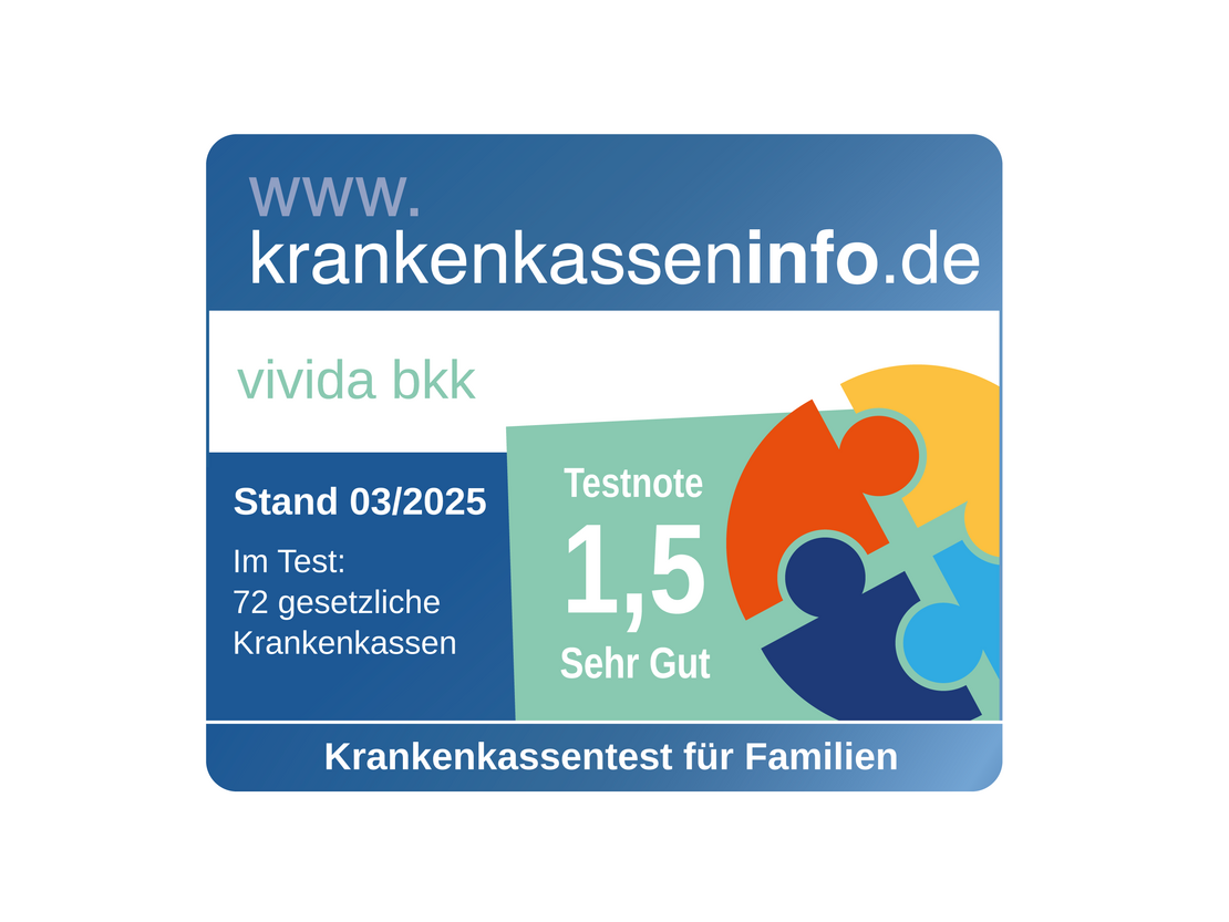 Blau-türkisfarbene Informationsplakette mit der Aufschrift „vivida bkk“ und der Testnote 1,5 (Sehr Gut), 72 geprüften gesetzlichen Krankenkassen, gültig bis 03/2025 und einer Puzzleteil-Grafik.