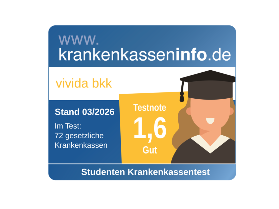 Plakette von krankenkasseninfo.de, die zeigt, dass die "vivida bkk" in einem Krankenkassentest für Studenten 2026 unter 72 gesetzlichen Krankenkassen die Testnote 1,6 (gut) erhalten hat. Illustration eines lächelnden Absolventen mit Mütze.