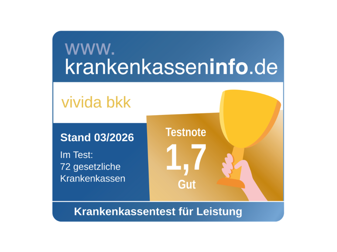 Ein blau-gelbes Zertifikatsabzeichen von krankenkasseninfo.de für vivida bkk, das eine Testnote von 1,7 (Gut) zeigt, gültig ab 03/2026, mit einer Hand, die eine goldene Trophäe hält.