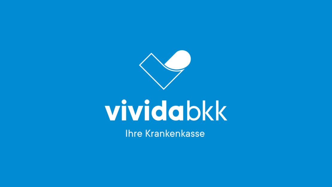 Logo auf blauem Grund mit weißem abstraktem Herzmotiv über dem Text „vivida bkk“ und darunter „Ihre Krankenkasse“.
