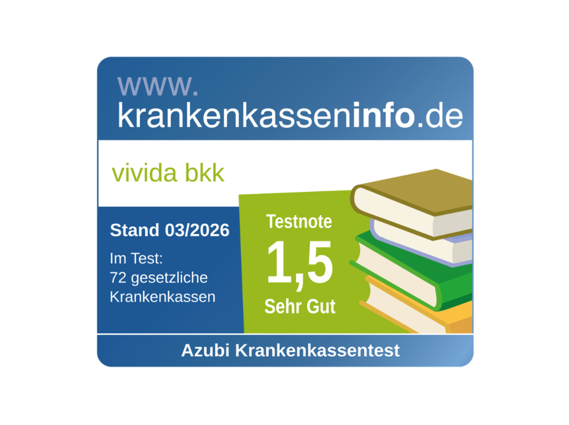 Eine Plakette mit "krankenkasseninfo.de", "vivida bkk", Testnote 1,5 (sehr gut), getestet in 03/2026 unter 72 gesetzlichen Krankenkassen, rechts ein Stapel farbiger Bücher.