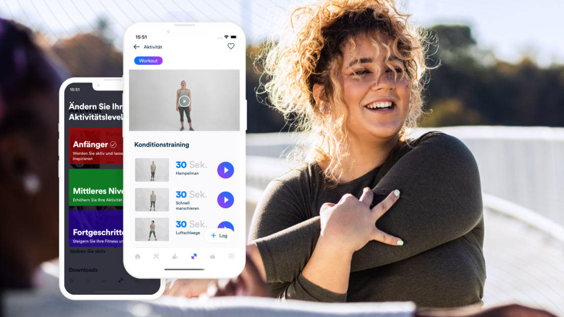 Eine lächelnde Frau dehnt sich im Freien im Sonnenlicht. Im Vordergrund zeigen zwei Smartphone-Bildschirme Fitness-Apps mit Trainingsroutinen und Aktivitätswerten auf Deutsch.