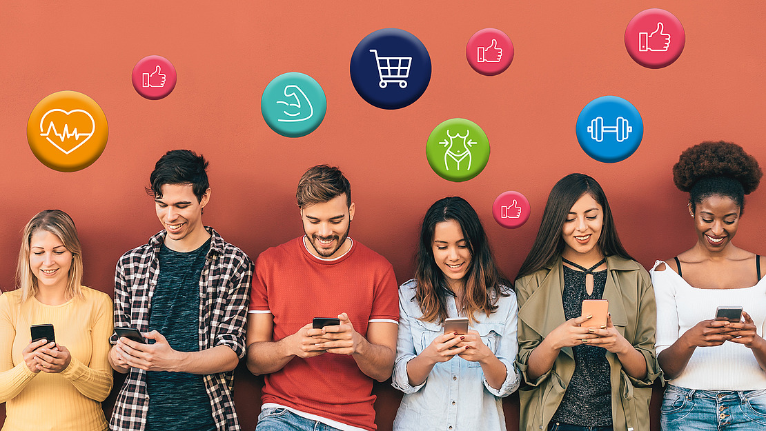 Sechs junge Erwachsene stehen vor einer orangefarbenen Wand, lächeln und schauen auf ihre Smartphones. Über ihren Köpfen schweben bunte Symbole für Gesundheit, Fitness, Shopping und soziale Medien.