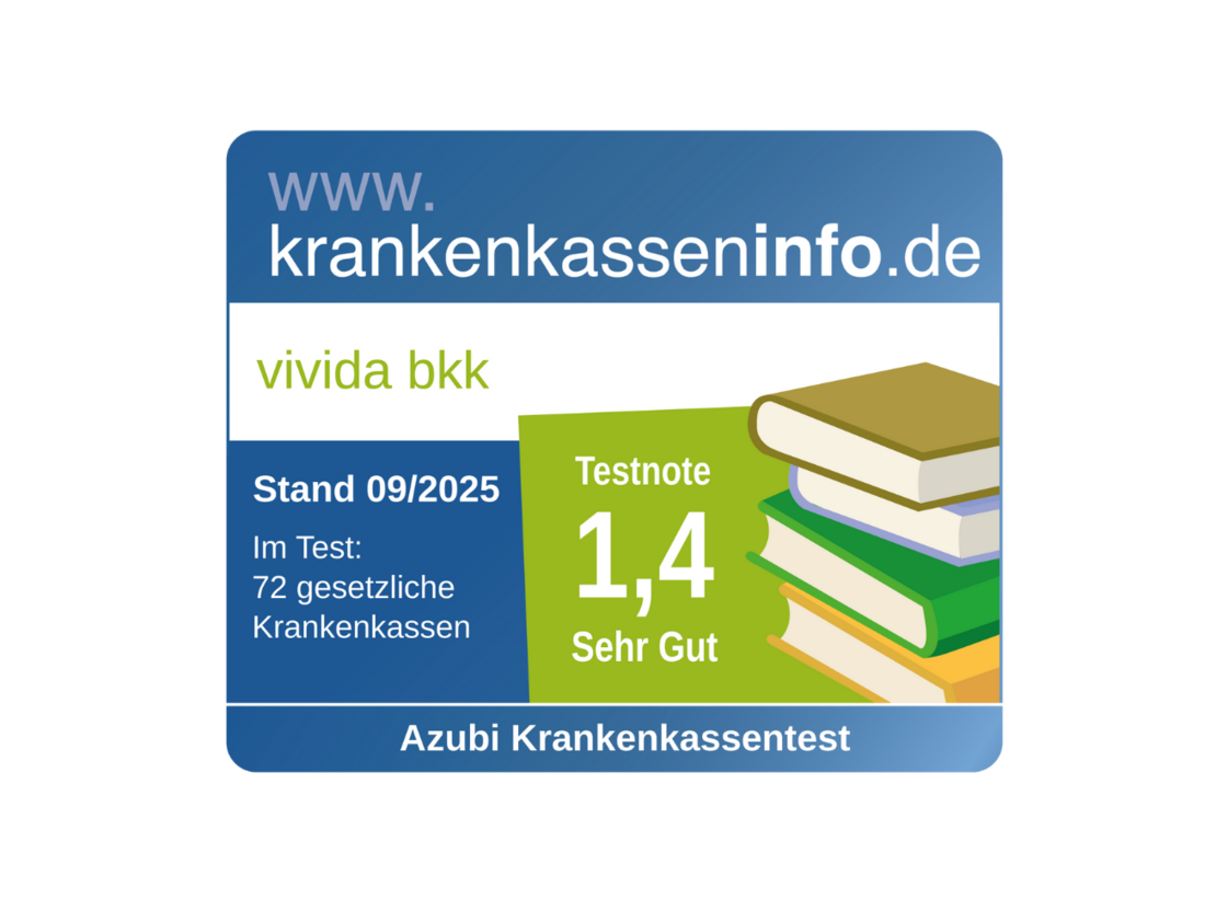Rechteckige Plakette mit Werbetext für krankenkasseninfo.de. Sie zeigt, dass vivida bkk in einem Test mit 72 Versicherern die Note 1,4 ("Sehr Gut") erhalten hat, gültig bis 09/2025. Es gibt ein Symbol von gestapelten Büchern und die Worte "Azubi Krankenkassentest.".