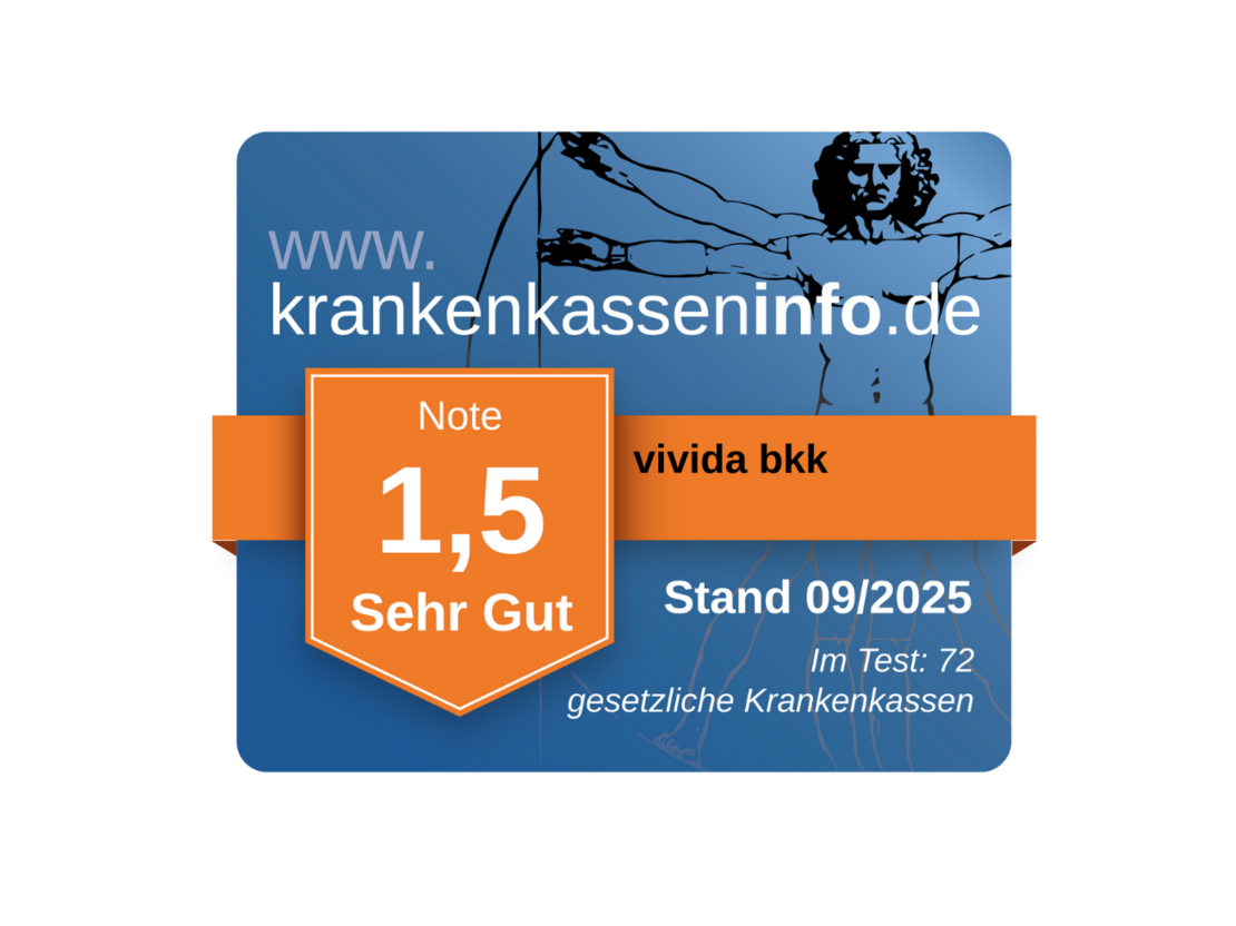 Eine blaue Verleihungsplakette von krankenkasseninfo.de mit orangenem Band für die Note 1,5 "Sehr Gut" für vivida bkk, gültig bis 09/2025, geprüft mit 72 gesetzlichen Krankenkassen.