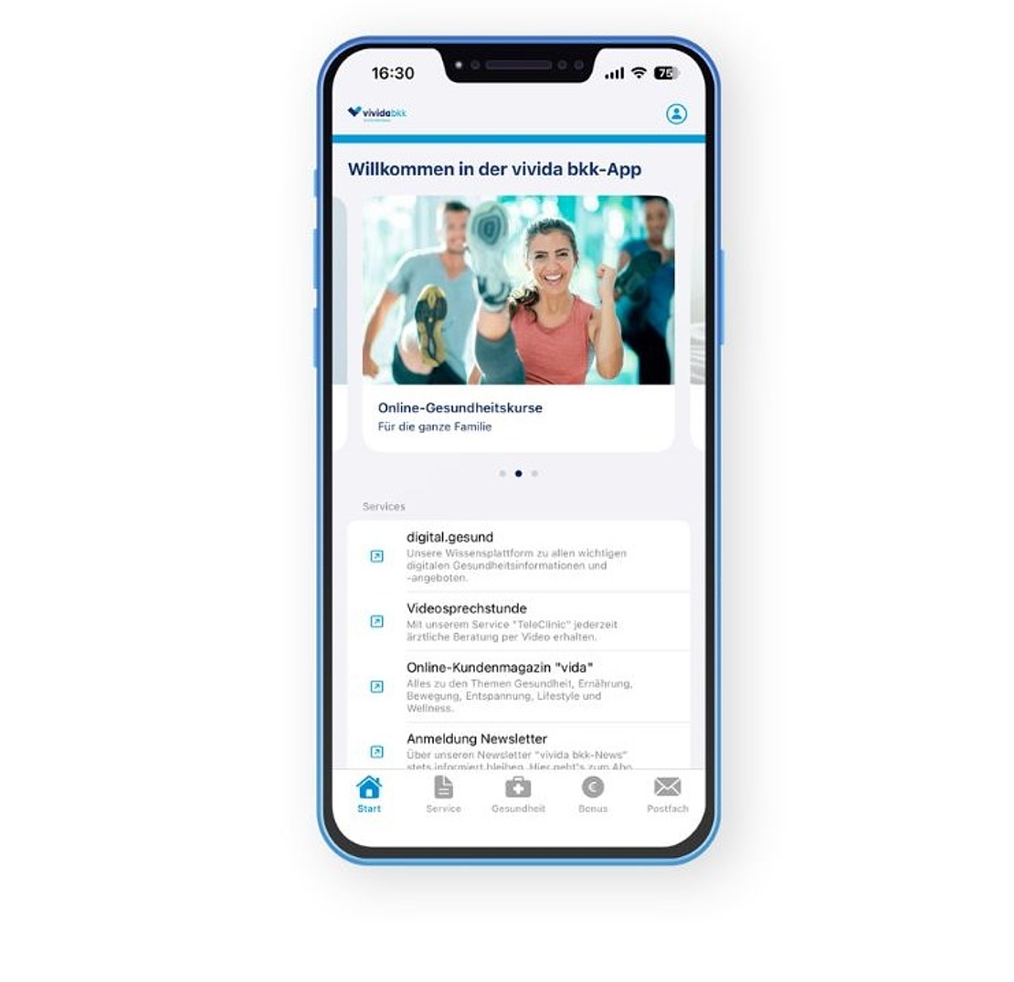 Auf einem Smartphone ist eine Gesundheits- und Fitness-App auf Deutsch zu sehen, die eine Begrüßungsnachricht, ein Foto von lächelnden Menschen beim Sport sowie Navigationssymbole am unteren Rand zeigt.
