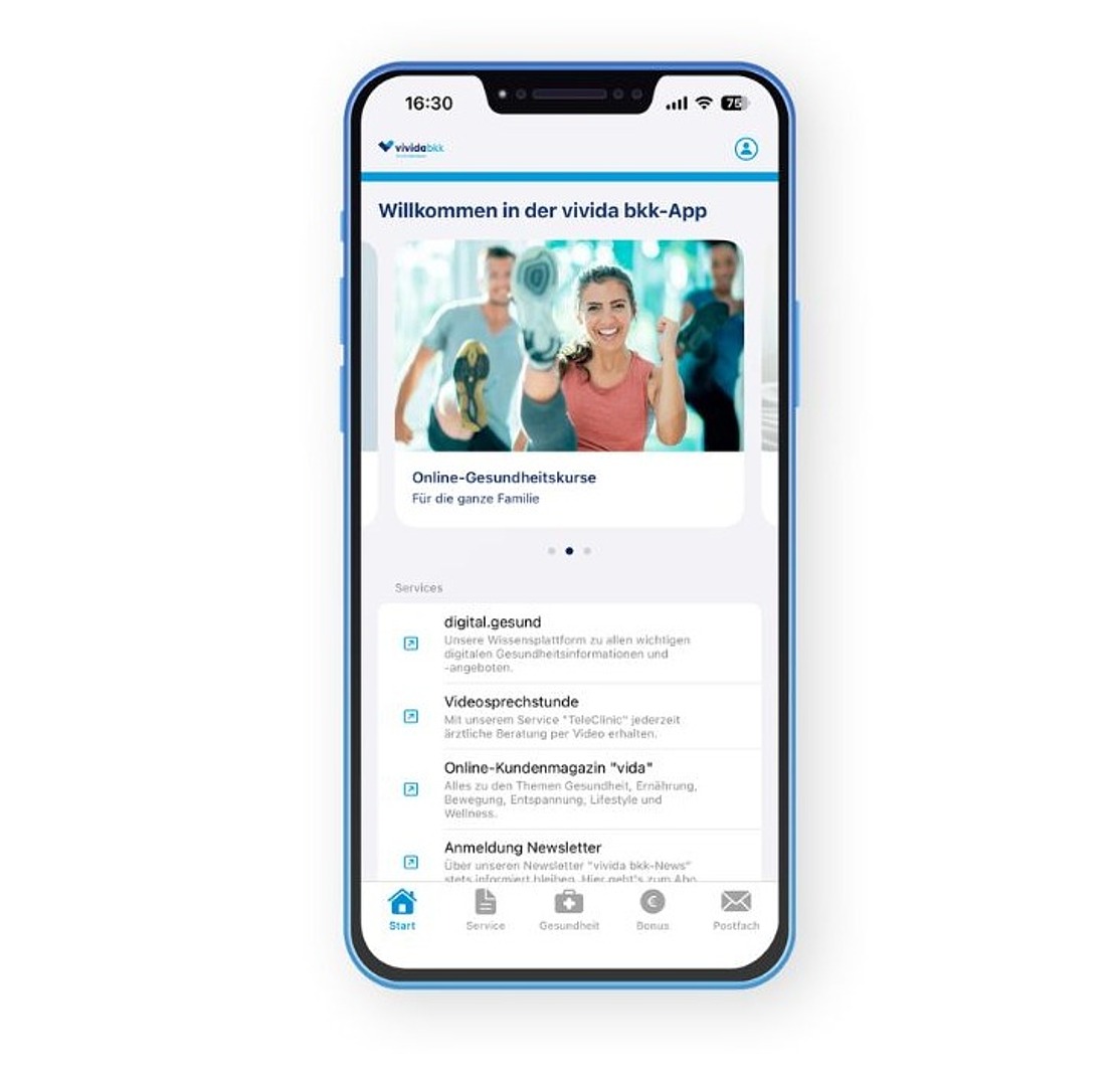 Auf einem Smartphone ist eine Gesundheits- und Fitness-App auf Deutsch zu sehen, die eine Begrüßungsnachricht, ein Foto von lächelnden Menschen beim Sport sowie Navigationssymbole am unteren Rand zeigt.