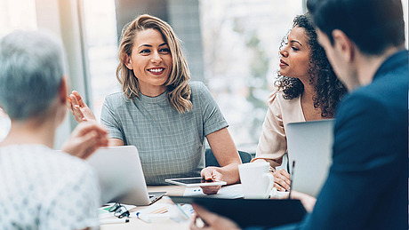 Vier Personen in einem Meeting