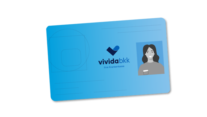 Eine blaue Versicherungskarte mit dem "vivida bkk"-Logo in der Mitte und einer Illustration eines Frauenporträts auf der rechten Seite. Der Hintergrund ist hellgrau.